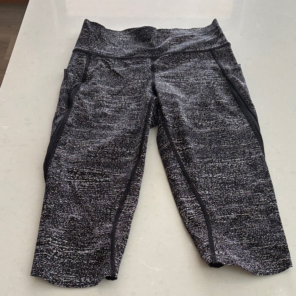 Lululemon 3/4 length legging sz 8